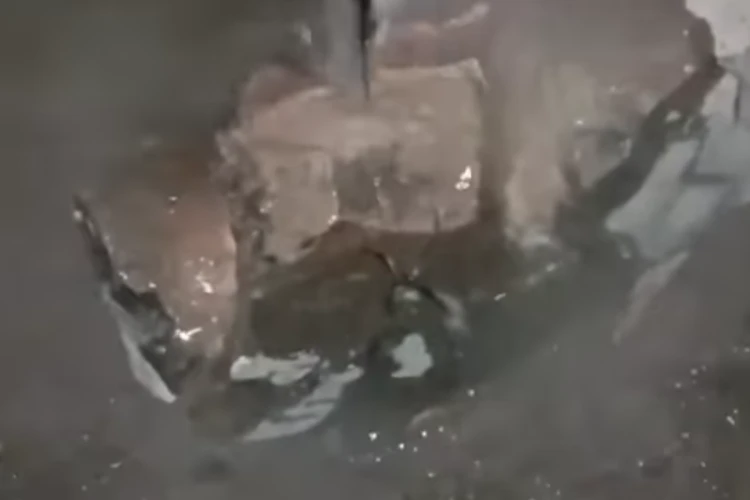 Tangkap layar video yang menunjukkan batu panas hasil dari letusan gunung Lewotobi Laki-laki