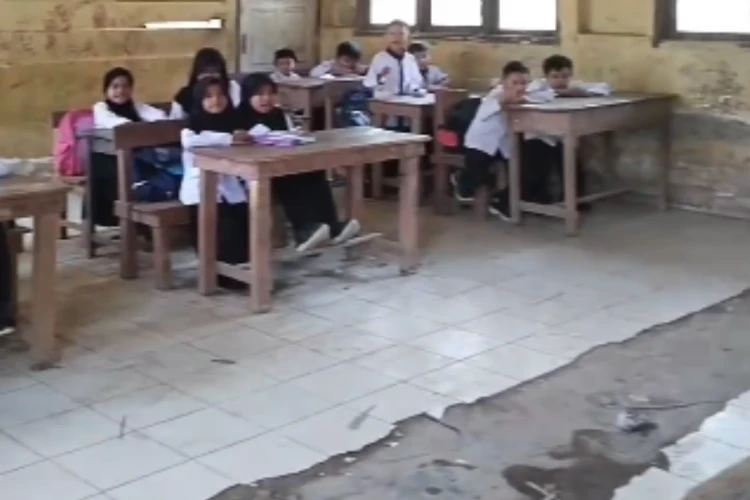 Tangkap layar video viral yang menampilkan ruang kelas di SDN 6 Talang Padang Empat Lawang yang kondisinya rusak