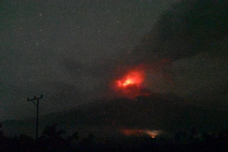 Ket. Foto: Status Gunung Lewotobi Laki-Laki Naik dari Level III Siaga Menjadi Level IV Awas