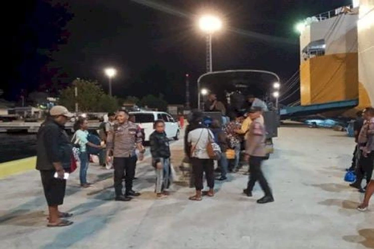 Aparat Polres Sikka cegah keberangkatan 31 calon pekerja tanpa dokumen di Pelabuhan Maumere, NTT.