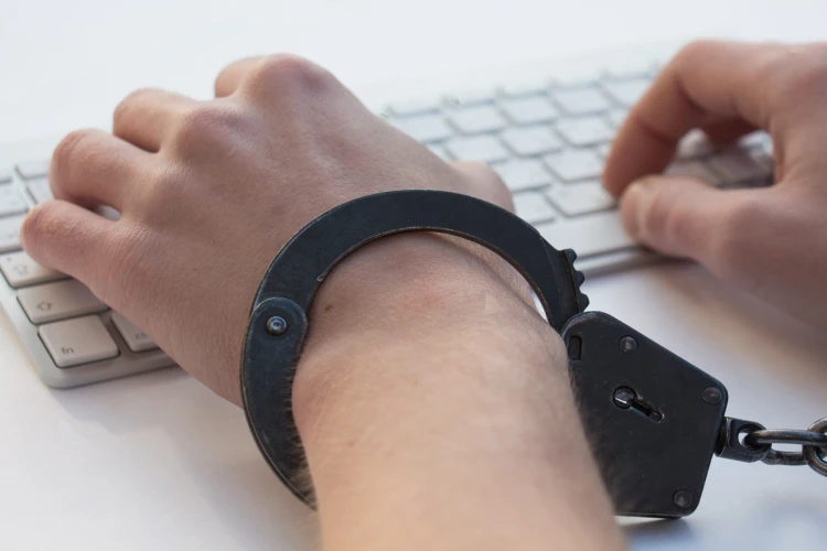 Foto tangan diborgol yang mengilustrasikan oknum pegawai Komdigi RI yang ditangkap pihak Kepolisian karena kasus judi online