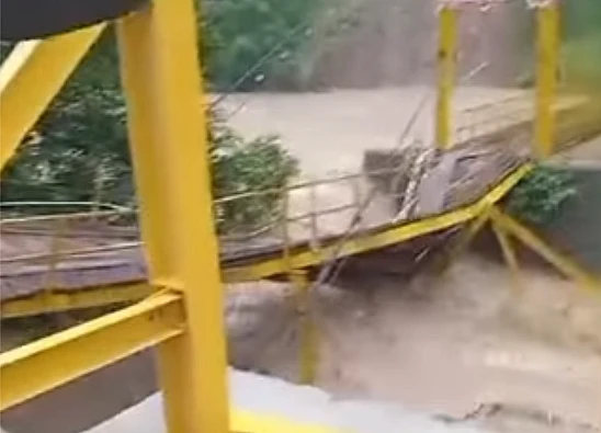 Tangkap layar momen jembatan lalay di Sukabumi Jawa Barat hanyut terbawa arus sungai Cimandiri