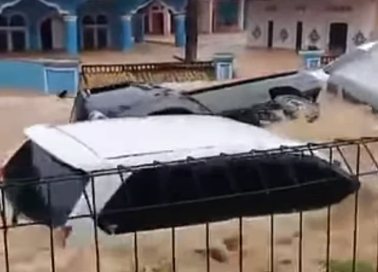 Tangkap layar rekaman video yang memperlihatkan beberapa mobil di Curugluhur Sagaranten Sukabumi hanyut dibawa aliran banjir