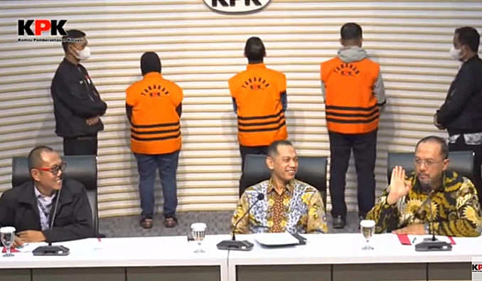 KPK menetapkan tiga tersangka, termasuk Penjabat Wali Kota Pekanbaru, dalam kasus korupsi di lingkungan pemerintah daerah.