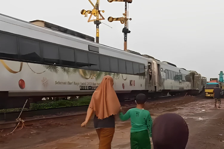 Ket. Foto: Masinis dan Asisten Masinis KA Turangga Dilaporkan Dibawa ke RS AMC Cileunyi (Foto/X/@nrd_aditya)