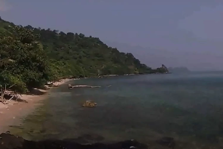 Ket Foto: Foto dari objek wisata Lampung, Pantai Batu Alif (Foto/Youtube/Syaifuddin Djamilus)
