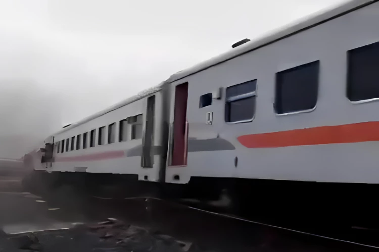 Ket. Foto: Seorang Petugas Menceritakan Kronologi Kecelakaan  KA Turangga dengan KA Commuter Line  (Foto/X/@aseprivva)