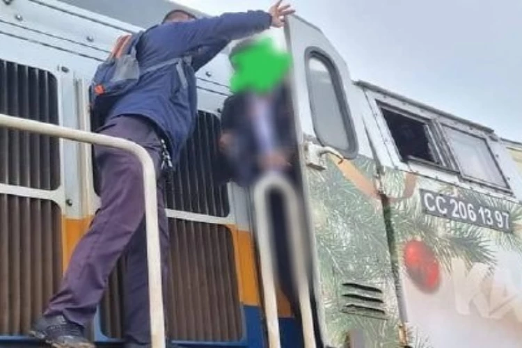 Ket. Foto: KAI Mengungkapkan Evakuasi Kereta Kemungkinan Akan Memakan Waktu Cukup Lama (Foto/X/@naodaily71)
