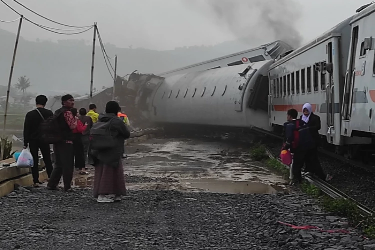 Ket. Foto: Kereta Api Turangga Alami Tabrakan dengan KA Lokal Bandung Raya (Foto/X/@cherrybiscotti)