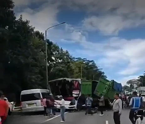 Kecelakaan beruntun Tol Cipularang melibatkan lima kendaraan, dua luka-luka, dan lalu lintas terganggu.
