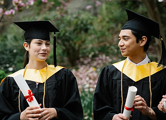 Ilustrsi dua orang mahasiswa yang lulus setelah mendapatkan beasiswa pendidikan