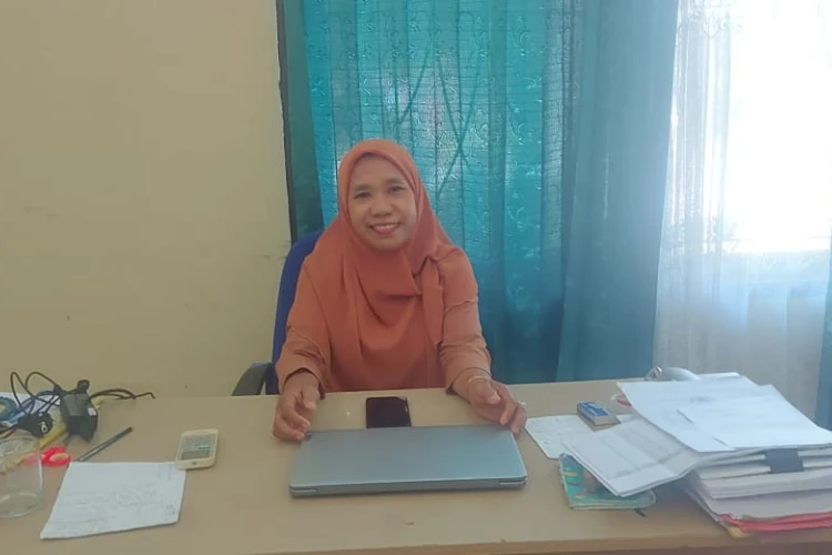 Ket Foto: Hj Mispa H. Tamabonto, saat diwawancara di ruang kerjanya terkait kolaborasi peningkatan kualitas lingkungan di Parigi moutong