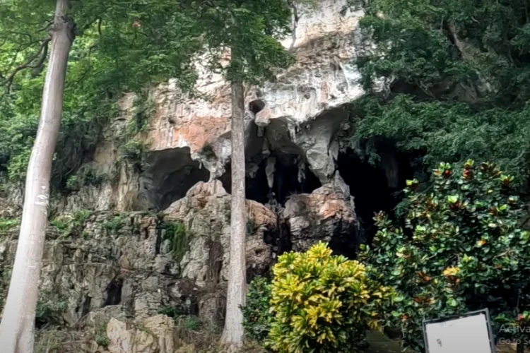 Ket Foto: Gua Batu Hapu