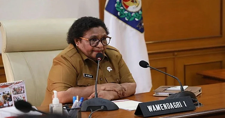 Potret Wakil Menteri Dalam Negeri (Wamendagri) Ribka Haluk saat memimpin sebuah rapat