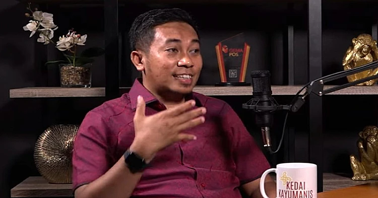 Potret selaku Direktur Indonesian Political Review (IPR) sedang menyampaikan penjelasan