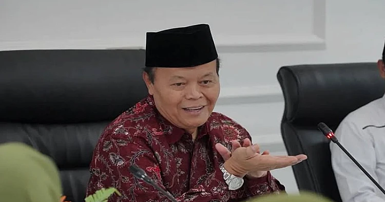 Potret Wakil Ketua MPR RI, Hidayat Nur Wahid (HNW) sedang mengikuti suatu rapat