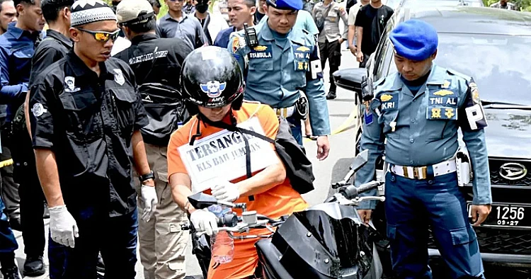 Potret tersangka pembunuhan jurnalis, oknum TNI AL Kelasi Satu Jumran (baju oranye) dalam melakukan rekonstruksi di TKP