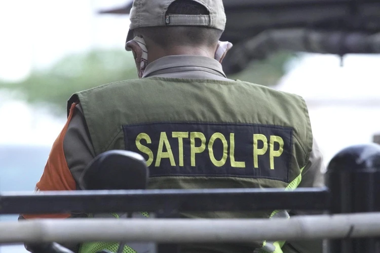 Warga Jakarta Timur siap-siap kena denda dari Satpol PP jika ditemukan jentik nyamuk DBD di rumahnya.