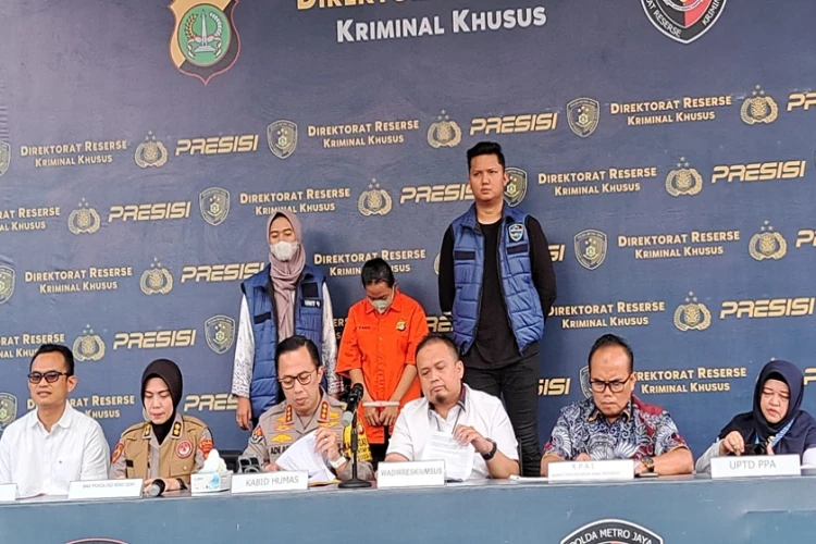 Polisi periksa handphone ibu di Tangerang selatan usai video yang diduga melecehkan anaknya viral.