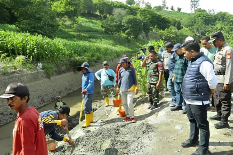 Ket. Foto: Pemkab Jeneponto Terus Berupaya untuk Mencari Solusi Sementara untuk Mengatasi Kerusakan Saluran Induk Jaringan Irigasi di Kelara Karalloe