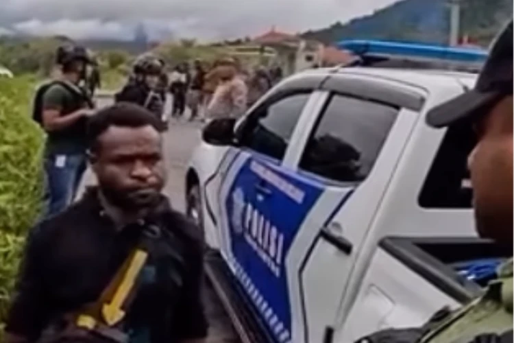 Tangkap layar video seorang warga local di wilayah Nabire Papua yang dengan berani menghadang anggota Brimob untuk meminta uang permisi