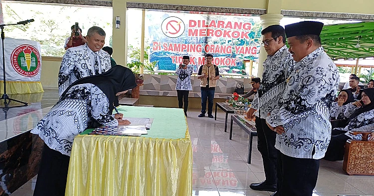 Perwakilan PGRI Parimo menandatangani berita acara pengukuhan, disaksikan Bupati Parimo H. Erwin Burase dan Wabup Abdul Said, pada acara pelantikan pengurus PGRI masa bakti 2025–2030 di Parigi, Rabu (13/8/2025). (Foto : arifbudiman)