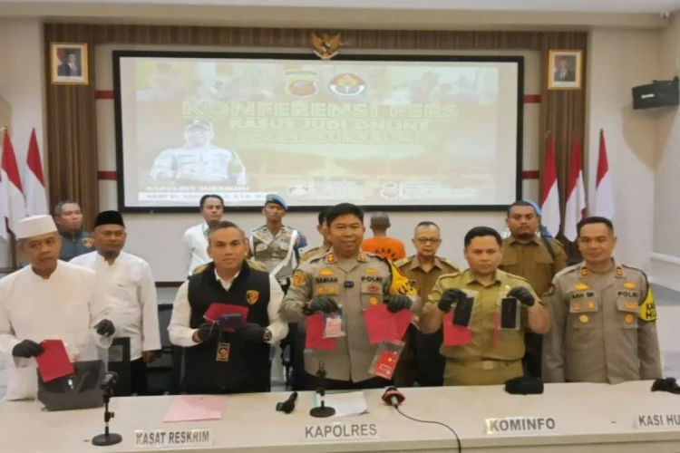 Potret konferensi pers yang dilakukan Polres Sukabumi terkait kasus promosi judi online yang dilakukan oleh konten kreator TikTok Gunawan Sadbor