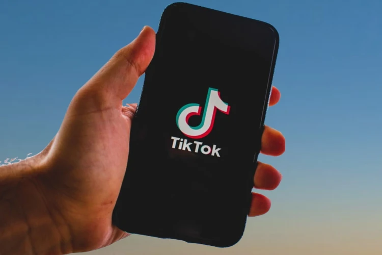 Ilustrasi ponsel dengan aplikasi TikTok, media sosial yang digunakan Gunawan Sadbor promosi judi online