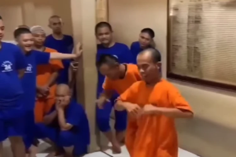 Tangkap layar video yang memperlihatkan momen ketika Gunawan Sadbor joget ayam patuk dengan memakai baju tahanan