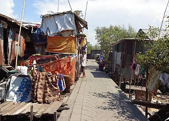 Ket. Foto: Disperkim Kota Makassar Melaksanakan Program Pembersihan Kawasan Kumuh