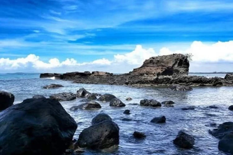 Ket Foto: Foto dari objek wisata Lampung, Pantai Guci Batu Kapal (Foto/Web Resmi/pariwisatalamsel.com)