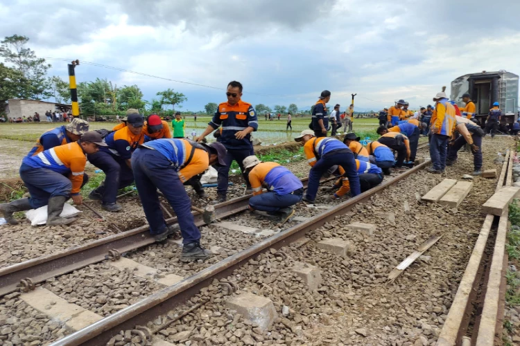 Ket. Foto: Posisi Terjepit Korban Dilaporkan Sulitkan Proses Evakuasi (Foto/X/@keretaapikita)