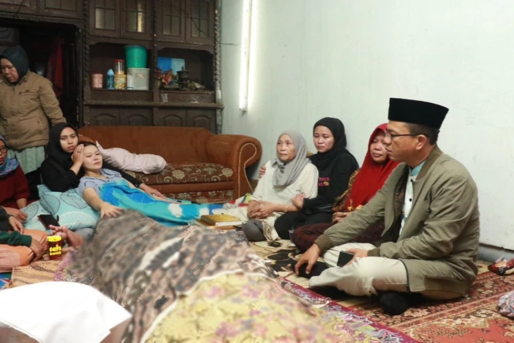Ket. Foto: Pramugara yang Menjadi Salah Satu Korban Tewas KA Turangga dengab KA Commuter Line Baraya Dikebumikan Hari Ini (Foto/X/@ProkopimKabBdg)