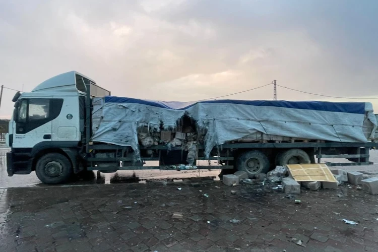 Ket. Foto: Menurut Laporan, Truk UNRWA yang Ditabrak oleh Angkatan Laut Penjajah Israel sedang Dalam Proses Pengantaran Makanan ke Jalur Gaza Utara