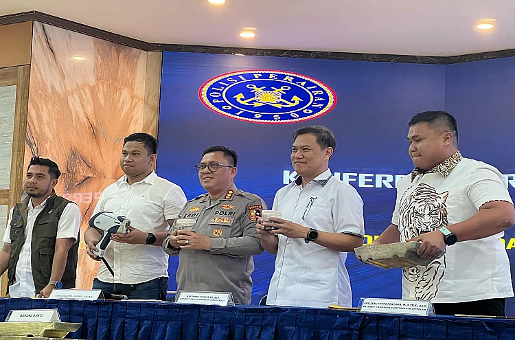 Sindikat penambangan timah ilegal dibongkar, dua tersangka ditangkap dengan kerugian negara mencapai Rp10,38 miliar.