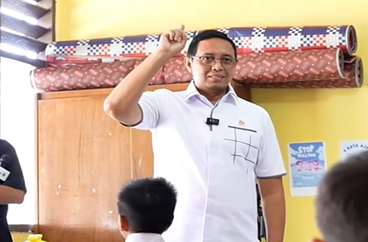 Tangkap layar video Kepala Kantor Komunikasi Kepresidenan Hasan Nasbi yang sedang meninjau pelaksanaan program MBG di salah satu sekolah