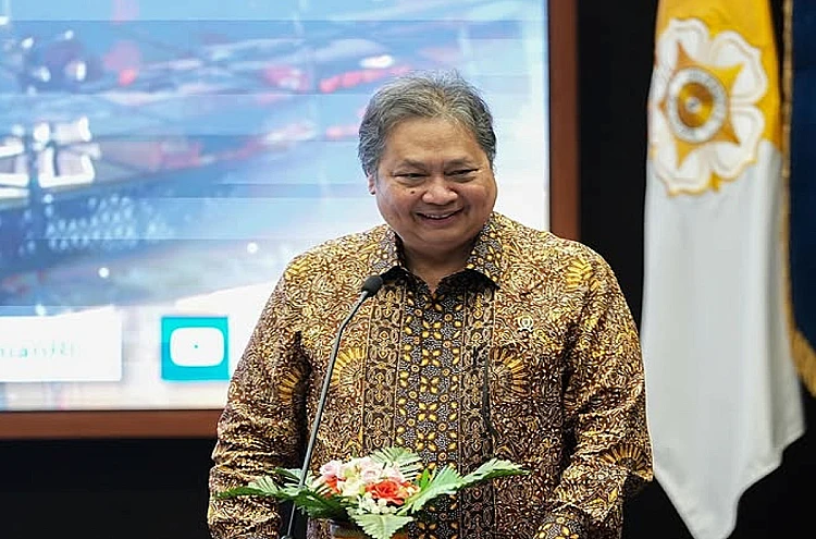 Potret Menteri Koordinator Bidang Perekonomian Airlangga Hartarto yang baru-baru ini jelaskan isu penghapusan THR dan gaji ke-13 ASN
