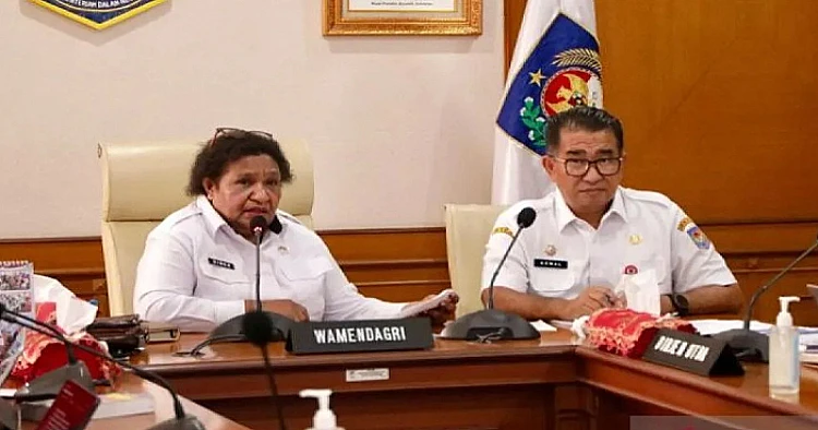 Potret Wakil Menteri Dalam Negeri Ribka Haluk saat memimpin sebuah rapat