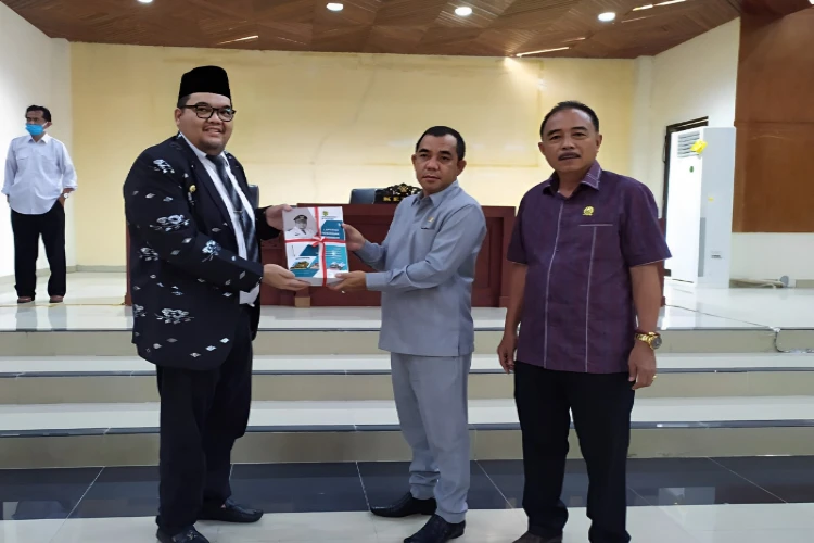 Ket. Foto: Pj Bupati Parigi Moutong Menyampaikan LKPJ Tahun 2023 di Hadapan  Rapat Paripurna DPRD
