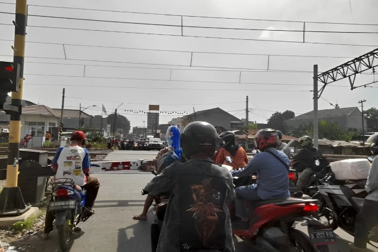 Ket. Foto: Pemudik Sepeda Motor Mulai Memadati Jalur Arteri Pantura Cirebon