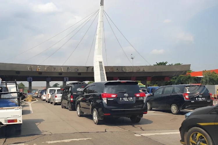 Ket. Foto: Pergerakan Lalu Lintas Arus Mudik dari Jakarta Menuju ke Pelabuhan Merak di GT Cikupa Dilaporkan Terpantau Padat