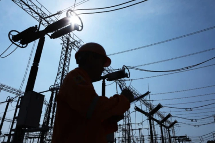 Begini penjelasan PLN terkait mati lampu serentak di sejumlah wilayah Sumatera bagian selatan.
