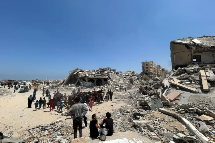 Ket. Foto: 2 Anak Dilaporkan Terjebak di Bawah Reruntuhan Setelah Serangan yang Menghantam Lingkungan Daraj di Kota Gaza