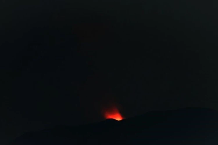 Ket. Foto: Erupsi Gunung Ibu di Pulau Halmahera yang Terjadi pada Selasa Dini Hari Menghasilkan Kolom Abu Setinggi 1 Kilometer dari Atas Puncak