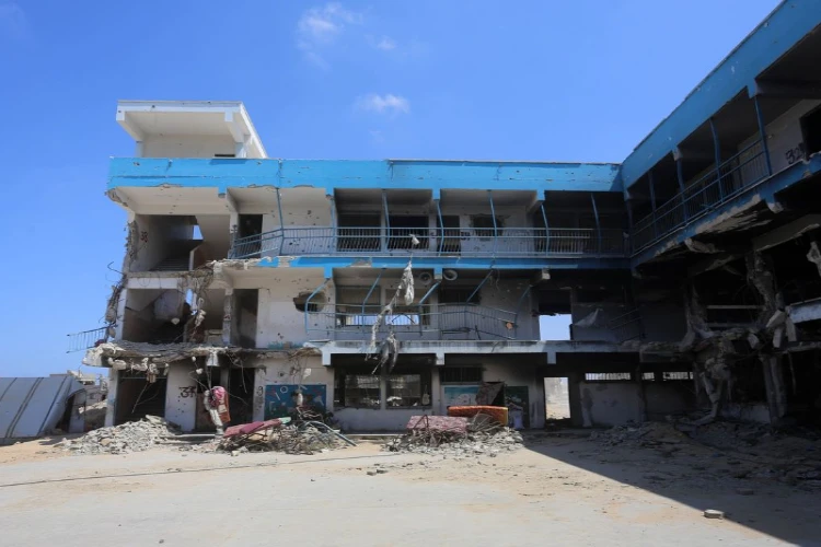 Ket. Foto: Sebuah Sepeda Motor yang Melaju di Jalan Salah al-Din Diserang Pesawat Tak Berawak Penjajah Israel