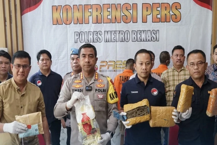 Empat kurir narkoba di Bekasi ditangkap dengan barang bukti 8 kilogram sabu dan ganja.