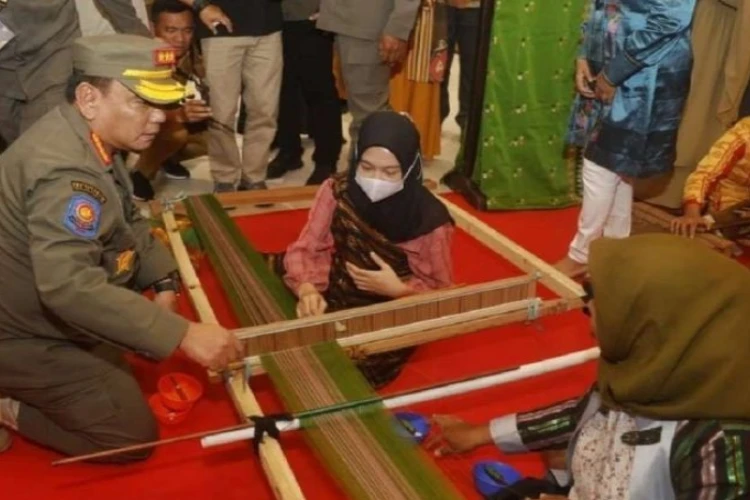 Ket. Foto: Pemerintah Provinsi Sulawesi Tenggara Mengapresiasi Kegiatan Expo SMK dengan Melestarikan Kerajinan Tenun Khas Sultra