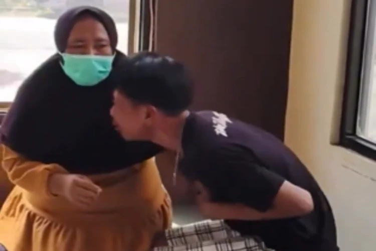 Tangkap layar video yang menampilkan seorang remaja laki-laki yang menangis setelah dibawa ke kantor Polisi
