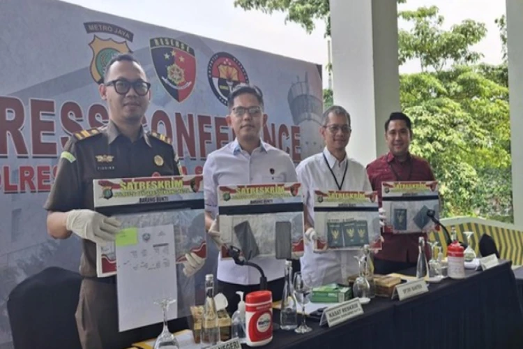 Polisi gagalkan pengiriman pekerja migran ilegal ke Qatar, tiga tersangka ditangkap di Bandara Soetta.