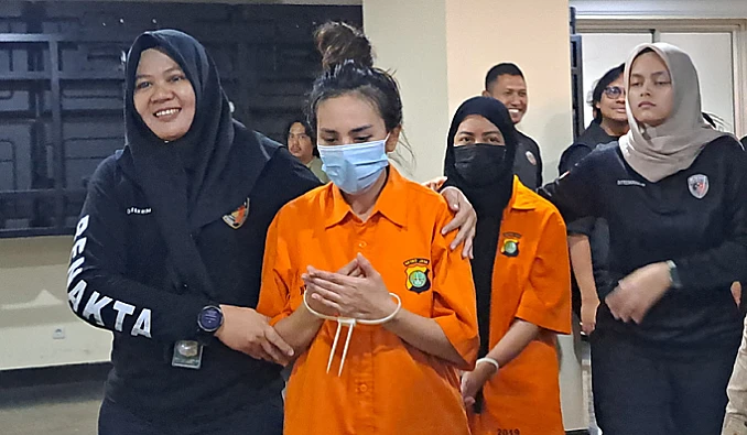 Influencer Riabeauty.id ditangkap polisi karena praktik medis ilegal. Tak punya izin resmi, kasus ini viral di TikTok.